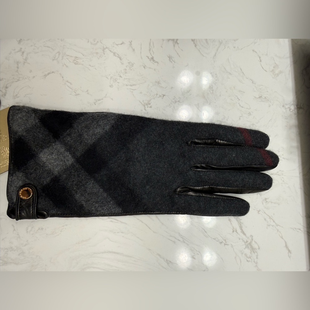 Burberry Dark Gray / Charcoal Plaid Women’s Gloves - Picture 5 of 6